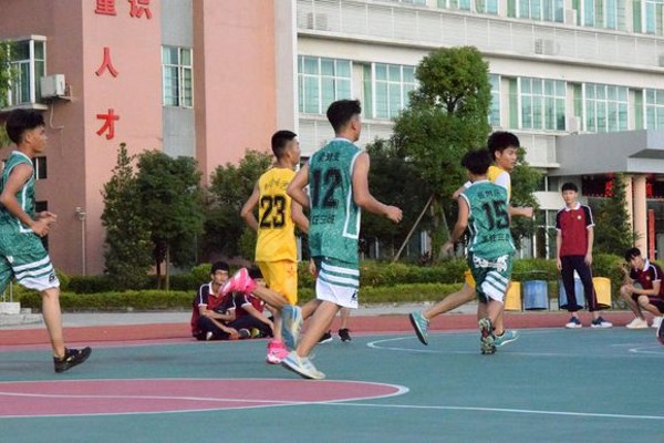 学生打篮球